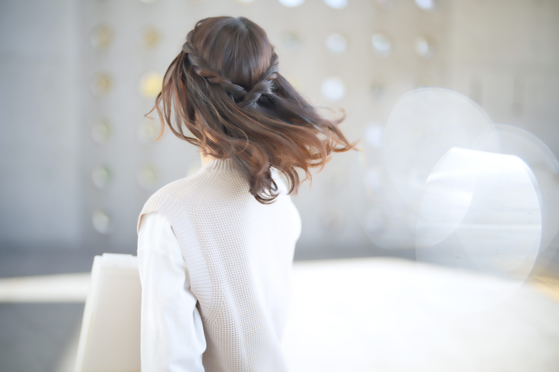女性の後ろ姿