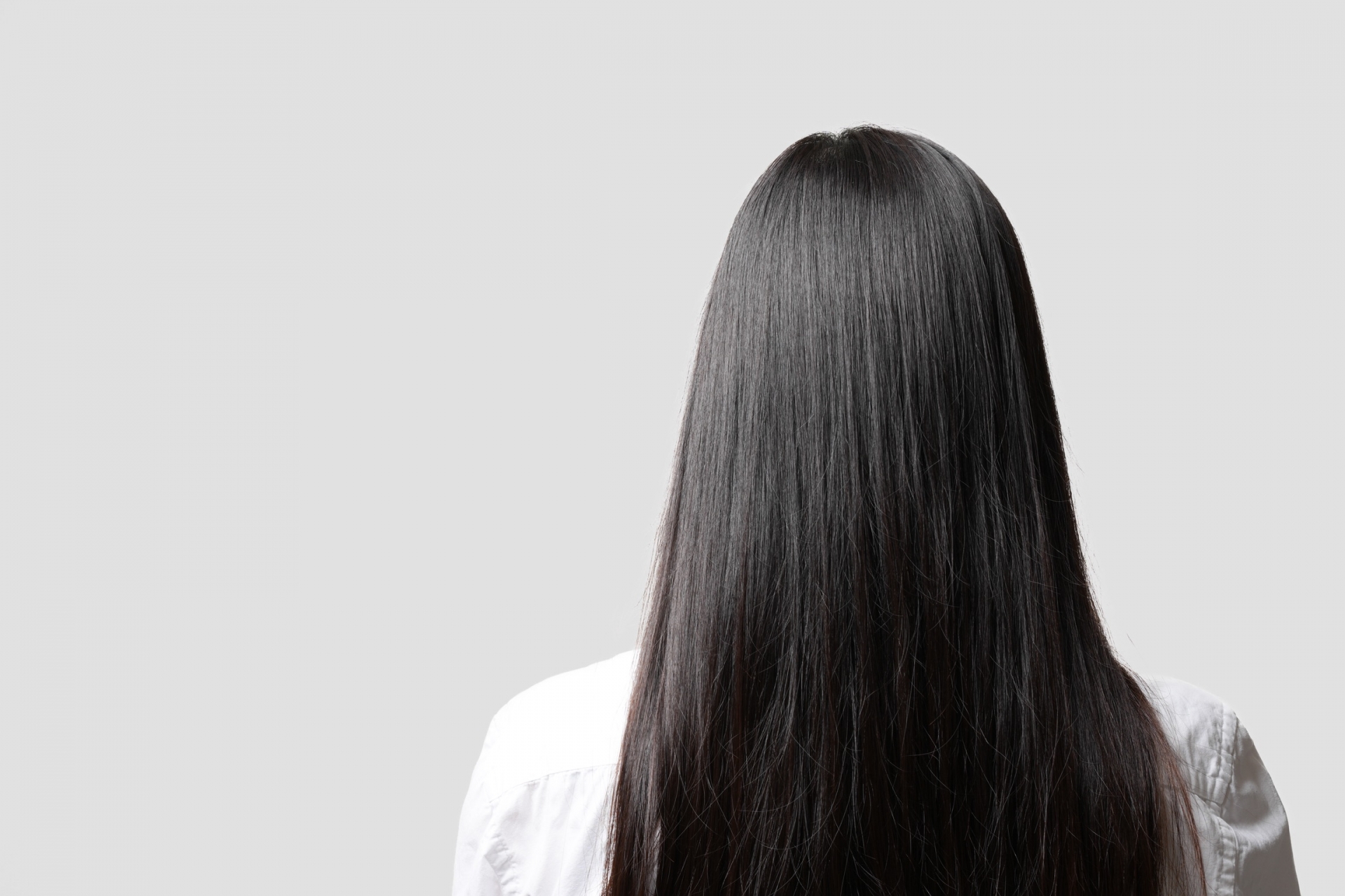 女性の後ろ姿