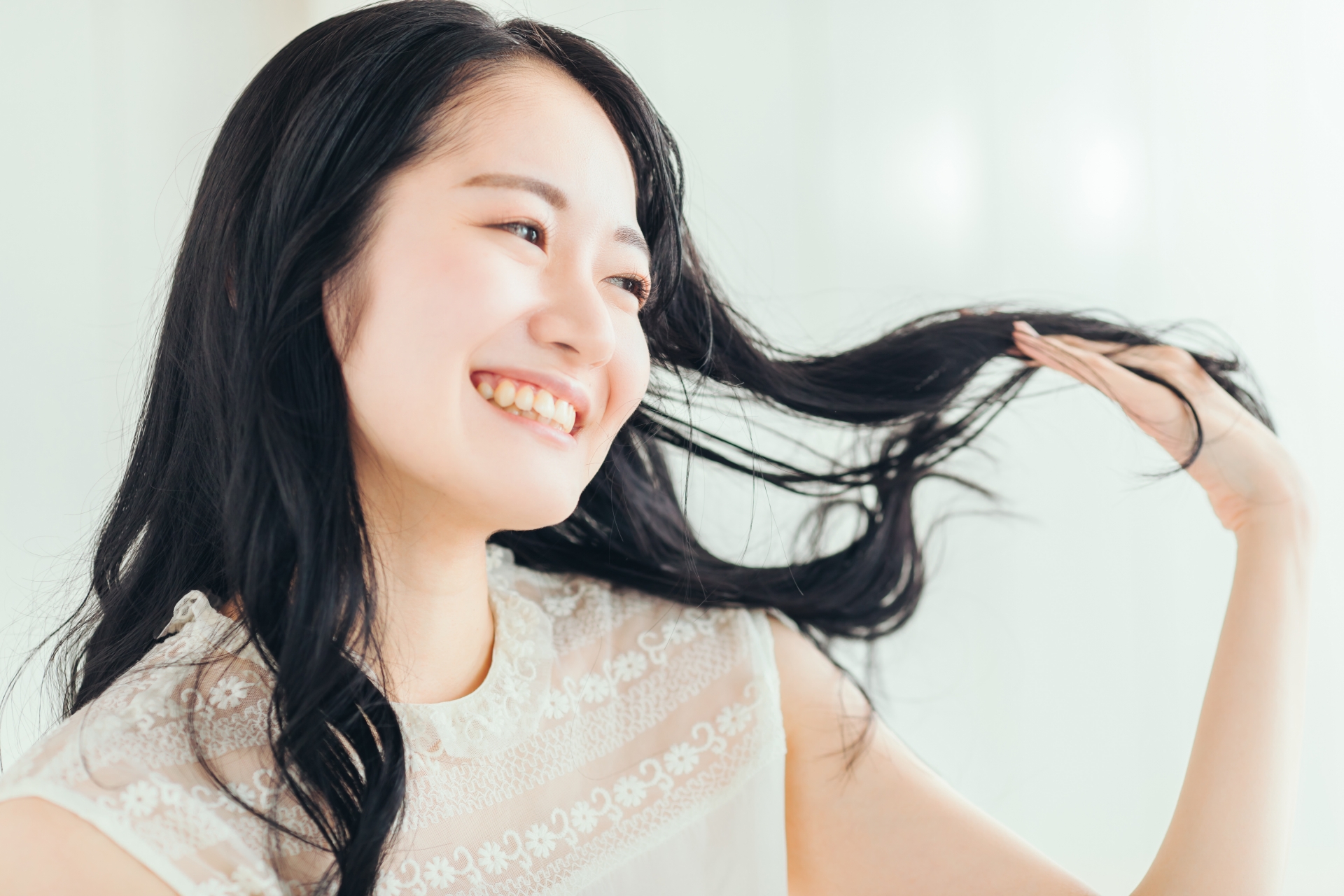 髪を触る女性